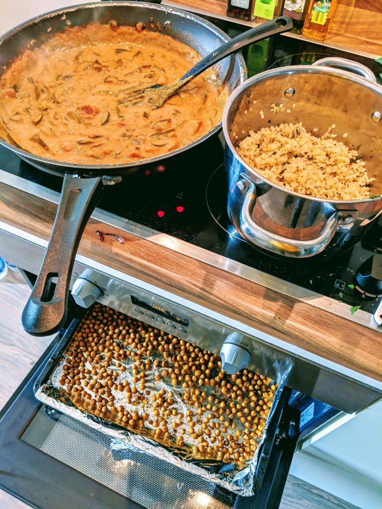 vegan curry aan het koken, met bulgur en kikkererwten uit de oven